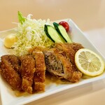 ともだち - 料理写真:ぎょうざカツ　ロースカツの中に餃子の餡が入ってます