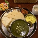 スラジュ - ほうれん草カレーのチーズナンセット