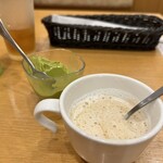 Giwon Tsubakian - ｼﾈﾏ割ｻｰﾋﾞｽのミニソフト(食べかけ)とカフェラテ