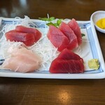 しぶき亭 - まぐろ近景。脂感なく、さっぱり美味しい。