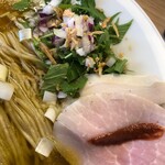 めん処 きよ洲 - サバとオリーブの芳醇ぶたらぁめんにしか入っていないエシャロットのフライ