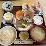 249376731 - おさかな定食（煮魚と刺身）￥1,595