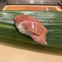 東京寿司 ITAMAE SUSHI -PRIME- GINZA SIX店 - おまかせ５５００円。大トロ。ご挨拶がラスボスです。脂たっぷり、旨味もあって、上等な一貫です。
