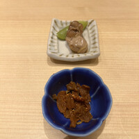 東京寿司 ITAMAE SUSHI -PRIME- GINZA SIX店 - おまかせ５５００円。雲丹の佃煮、牡蠣燻製？　珍しく雲丹の佃煮です。噛むほどに味が出てきて、良きおつまみです。