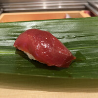 東京寿司 ITAMAE SUSHI -PRIME- GINZA SIX店 - おまかせ５５００円。づけ。脂のりの良いマグロで赤身でも十分美味しい〜。づけの味付けも良く、とーっても美味しくいただきました（╹◡╹）（╹◡╹）