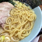 げんこつ 武里店 - 川上製麺の中太麺。