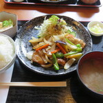 ニシキ屋 - 豚の生姜焼き定食　900円　ドリンク付き