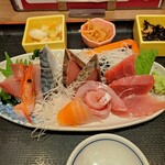 Uogashi Shokudou Chuuouichibaten - 得盛りお刺身定食