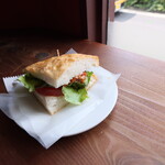 Hachihare - 米粉のフォカッチャサンドプレート「ピーマンの肉詰め サルシッチャ」