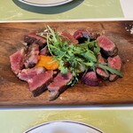 オーセンティック リビング ブッチャー エヌワイシー 福岡警固 - メインのお肉。右側が鹿児島産和牛、左側がアメリカ産牛の熟成肉。食べ比べです。