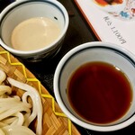 Ganso Tamaruya - 醤油と胡麻の2種類のつゆ