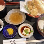 うどん山川 - 天ぷらに小鉢2種、ミニうどんor蕎麦付き1000円