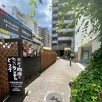 カフェ チャクラ - 奥の黄色いテントのところ