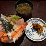 お食事処 大漁 - 海鮮丼と味噌汁