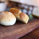 オステリア イル パリアッチョ - 自家製パン＆ローズマリーのフォカッチャ☆