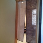 和伊の皿 美倭 - カーテンで仕切られている