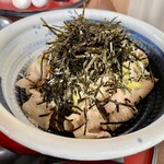 うどん工房かたつむり - うどんの上に冷しゃぶ豚バラ、ネギ、胡麻、刻み海苔