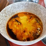 うどん工房かたつむり - 出汁の効いた濃い付け汁に生卵を投入