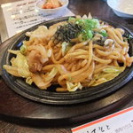 焼肉ハウスアチャコ - ホルモン焼きうどん　800円