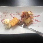 和伊の皿 美倭 - フルーツピザのドルチェラズベリーソース