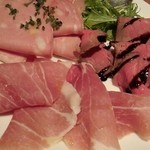 ベルガモ - ローストビーフ、生ハム、サラミ盛り合わせ