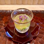 日本料理 かしづき - 潰したうすい豆　つぶ貝　出汁のジュレ