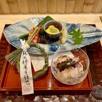 日本料理 かしづき - 初夏の前菜盛り合わせ　鰻の笹ずし　フルーツトマトの黄身酢がけ　車海老　蛸柔らか煮　スナップエンドウのおかき揚げ　伊良湖黒牛の冷しゃぶに胡桃のタレ　