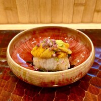 日本料理 かしづき - 皮目を炭火で炙った鱧　雲丹　金時草のお浸し