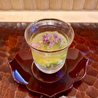 日本料理 かしづき - 潰したうすい豆　つぶ貝　出汁のジュレ