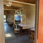 ＭｉｄＣｒｅｅｋ Ｃａｆｅ - ウッドデッキ側から店内を