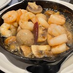 スペインバル　Nomi Deli  - エビとマッシュルームのアヒージョ