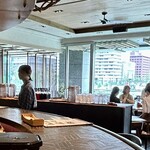 SCeNT HOUSE DEN - テーブル席から皇居のお堀が見える