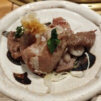 大衆肉酒場 こだわり米 匠 - 名物大判炙り寿司、鬼おろしを乗せて、上質な脂と大根の相性がよい