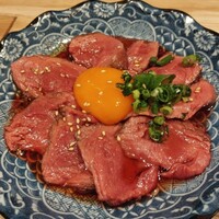大衆肉酒場 こだわり米 匠 - A級 塊焼肉: ニラパッチョ、どっさり薬味、背徳ガーリックバターソース、漬け卵黄ユッケ風、ありのままでの中から選べる。オススメは漬け卵黄ユッケ風とのことでそれにした。濃厚なタレとねっとり卵黄。