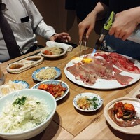 大衆肉酒場 こだわり米 匠 - キムチ3種盛り合わせ、豆もやしナムル、無限キャベツ、鬼おろしは最初に一気に提供される。