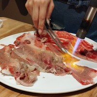 大衆肉酒場 こだわり米 匠 - 名物大判炙り寿司の肉を炙ってるところ