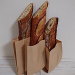 パン・デ・フィロゾフ - [左] Baguette Oryzae (バゲット オリゼー)，[中央] Baguette (バゲット)，[右] α Baguette (アルファ バゲット)