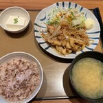 やよい軒 - 料理写真:毎度の、生姜焼き定食 嫌いな人まずいないだろう!