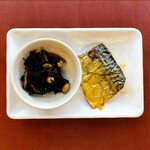 Kicchin Ariake - ひじきの小鉢 ＆ 鯖塩焼き 鯖は脂が乗って美味しい