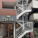 アシェットおひるごはん - 一階がコーヒーショップで、外階段を上がって二階です。