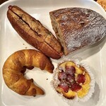 ラッセン - わさびフランス¥270外(左上)、リュスティックハーフ¥200外(右上)、フロマージュフのちゃん¥230外(左下)、いちごのブリオッシュ¥340外(右下)