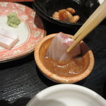 博多海鮮丼屋 どん舞 - テーブルにはお醤油と胡麻ダレが置いてあったんでお刺身は胡麻ダレを使っていただいてみました。