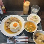 青山ガパオ食堂 - 
