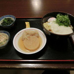 讃岐製麺 - とろ玉ぶっかけ並３８０円。おネギをタップリ乗っけました(＾ー＾)ﾉ☆*.。おでん２種類各１００円。お総菜は各１０５円。２３時から半額ですって(^^♪