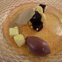 銀座 シェ・トモ - きな粉のマカロンとブルーベリーのソルベ