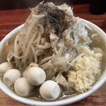 ラーメン二郎 - 小ラーメン+うずら。ニンニクマシマシ・ヤサイ・アブラ。