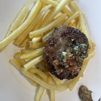 カフェ・ビストロ・ソレイアード - メインの肉肉しいハンバーグとポテトフライ