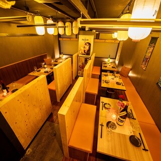 木の温もり感じる和風モダンな店内。