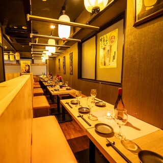 温かみ溢れる和風モダンな店内。