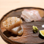 鮨仙八 - 2024.5 お造り（軽く火を入れた愛知産タイラギ、大分産1.8kgサイズ真鯛、本わさび、塩、醤油）